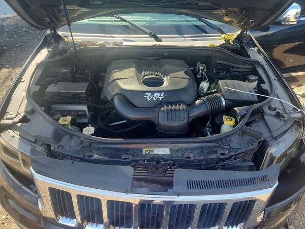 2013 JEEP CHEROKEE Limited — Engine bay