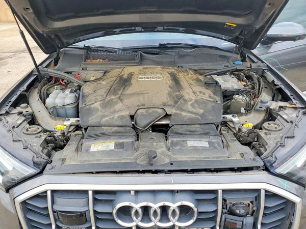 2021 AUDI Q7 — Engine bay