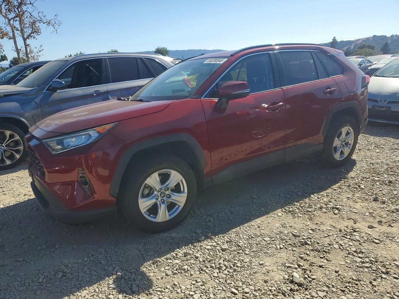 2021 TOYOTA RAV4 XLE — Front 3/4