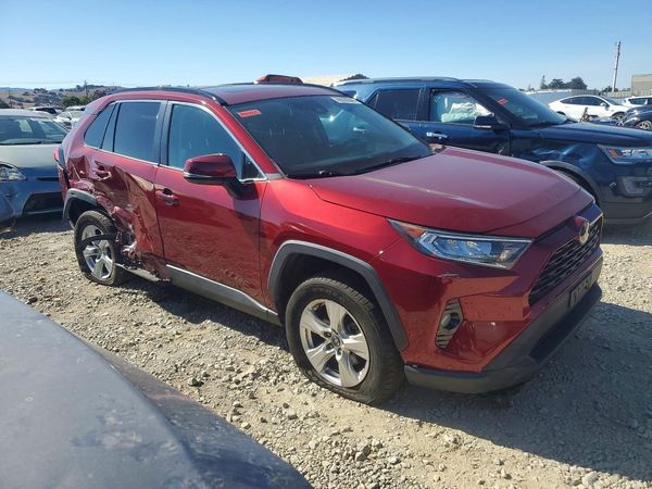 2021 TOYOTA RAV4 XLE — Passenger 3/4