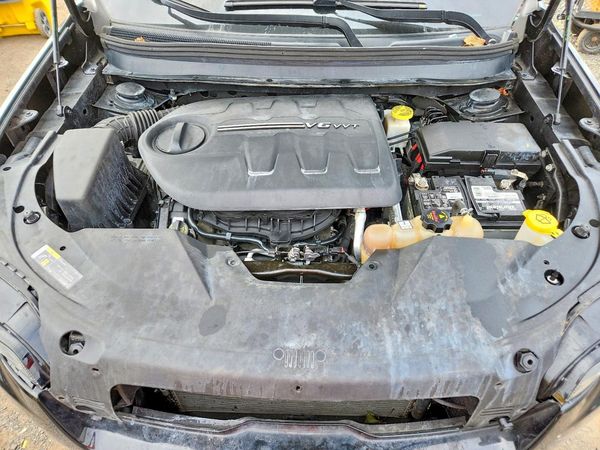 2019 JEEP CHEROKEE — Engine bay