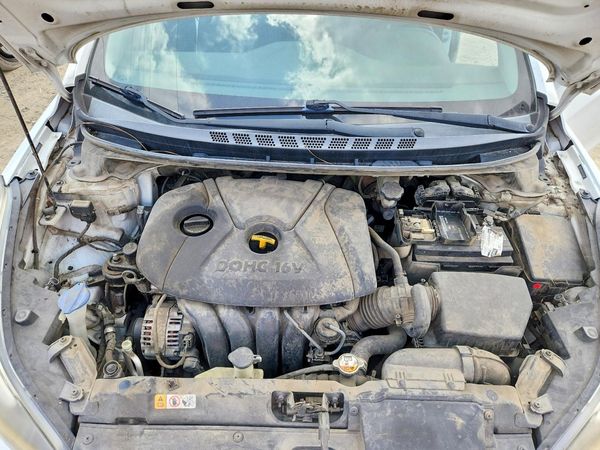 2016 HYUNDAI ELANTRA — Engine bay
