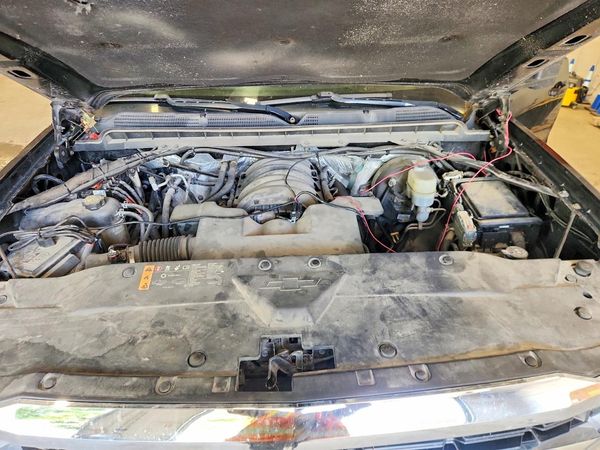 2018 CHEVROLET SILVERADO LT — Engine bay