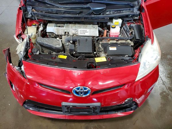 2013 TOYOTA PRIUS — Engine bay