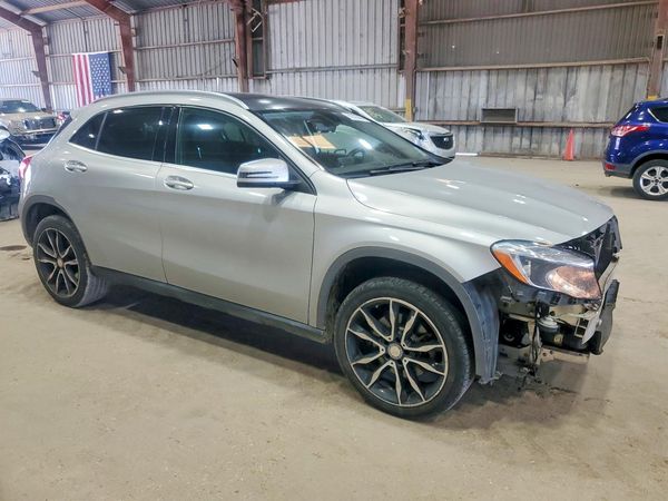 2015 MERCEDES-BENZ GLA GLA250 — Passenger 3/4