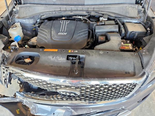 2017 KIA SORENTO — Engine bay