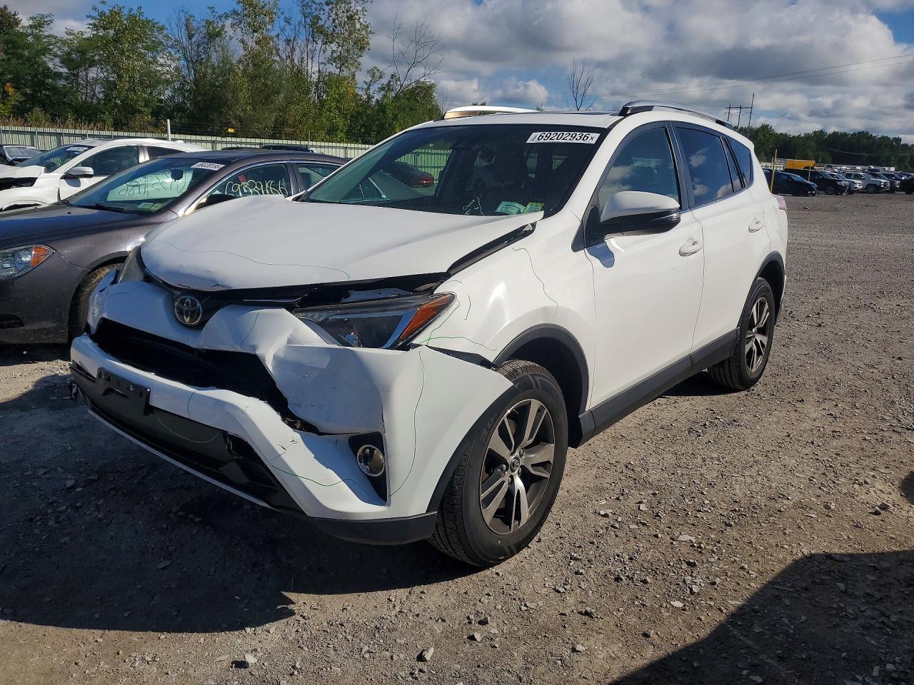 2017 TOYOTA RAV4 XLE — Front 3/4