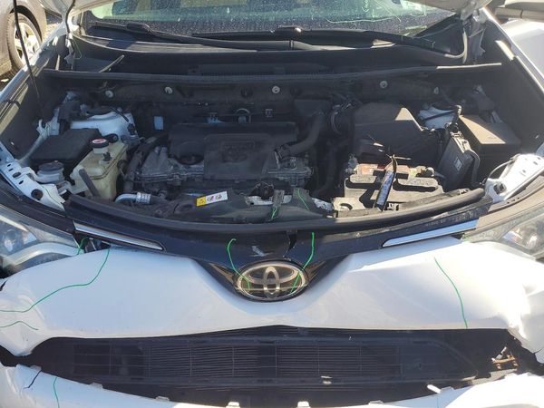 2017 TOYOTA RAV4 XLE — Engine bay