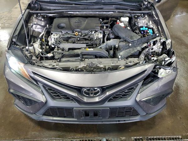 2021 TOYOTA CAMRY SE — Engine bay