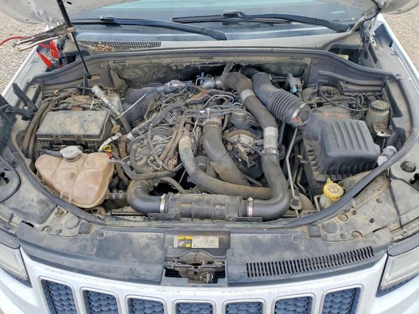 2014 JEEP CHEROKEE Overland — Engine bay