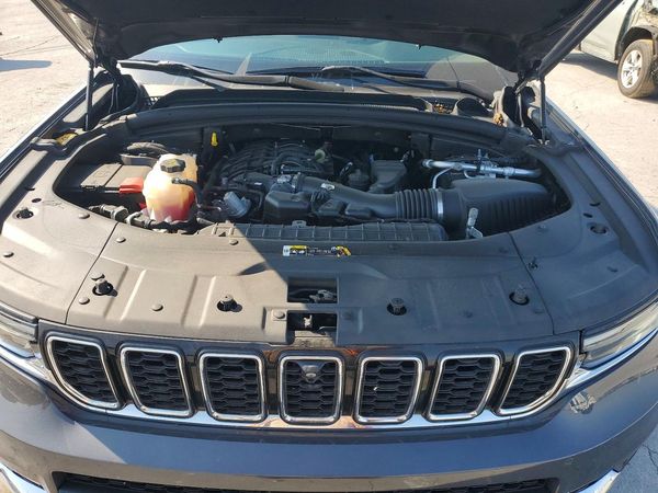2022 JEEP GRAND CHEROKEE — Engine bay