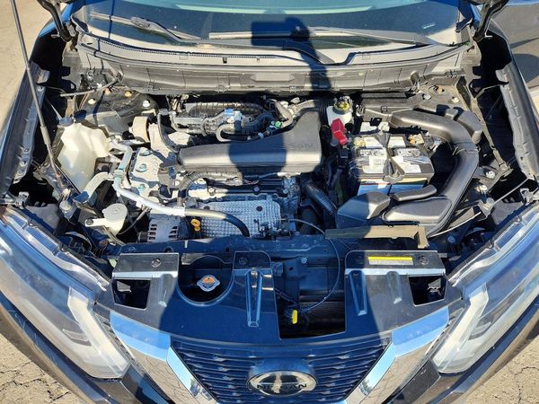 2018 NISSAN ROGUE — Engine bay