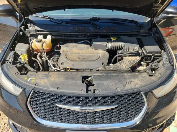 2022 CHRYSLER PACIFICA — Engine bay