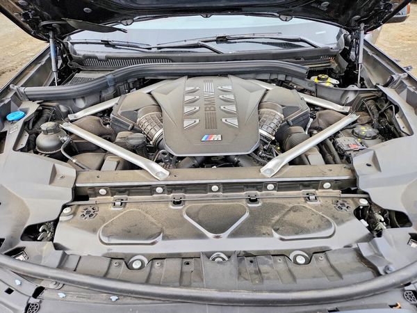 2025 BMW X7 M60i — Engine bay