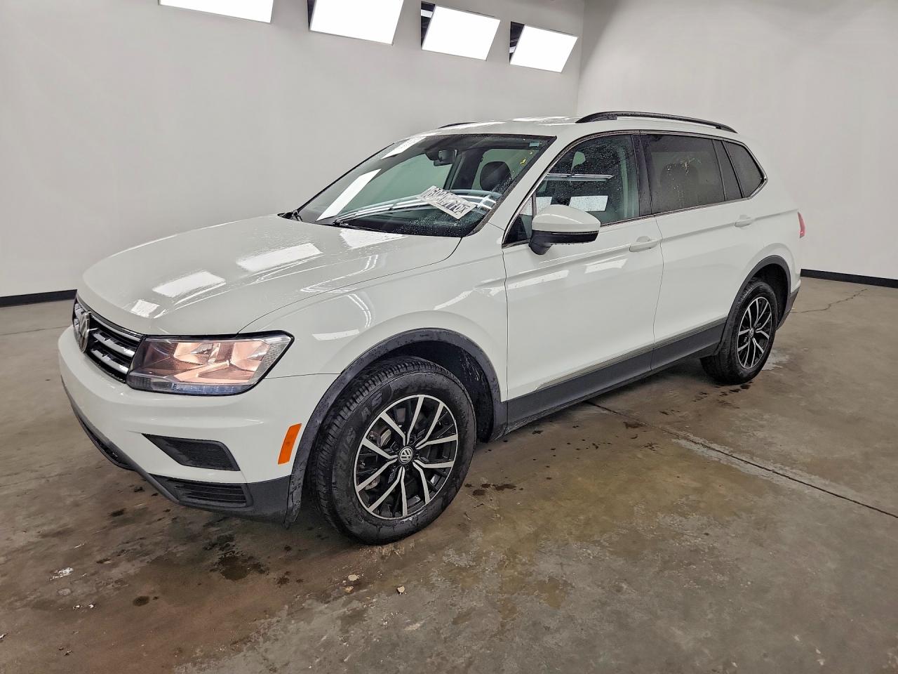 2021 VOLKSWAGEN TIGUAN SE, SE R-Line Black, SEL — Front 3/4