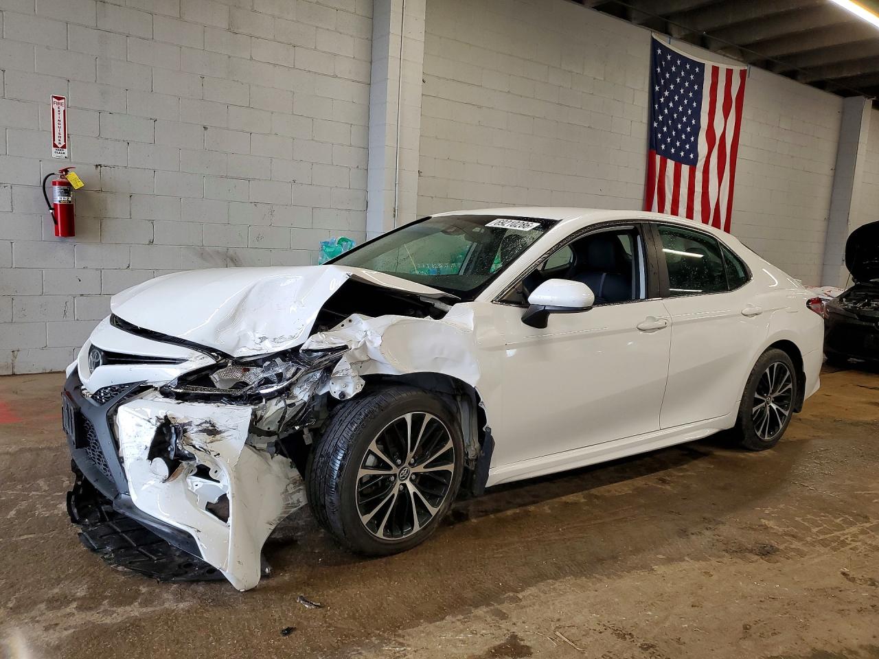 2020 TOYOTA CAMRY SE — Front 3/4
