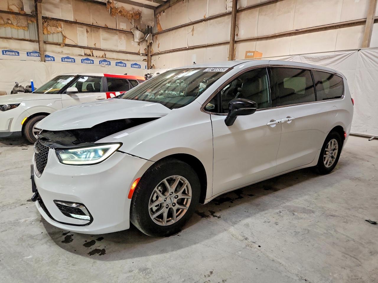2025 CHRYSLER PACIFICA Select — Front 3/4