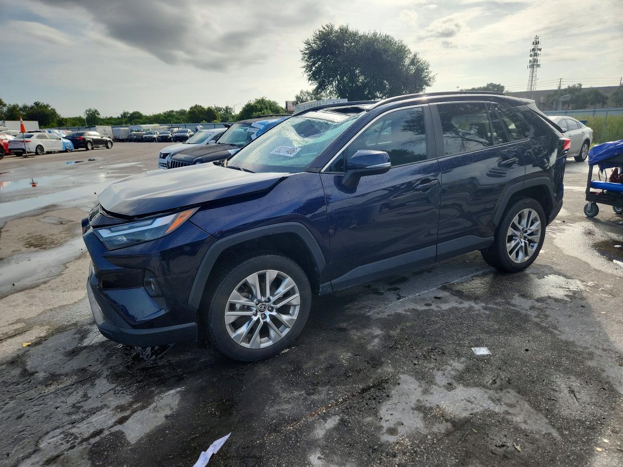 2022 TOYOTA RAV4 XLE Premium — Front 3/4
