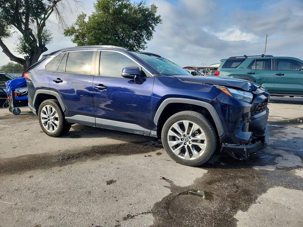 2022 TOYOTA RAV4 XLE Premium — Passenger 3/4