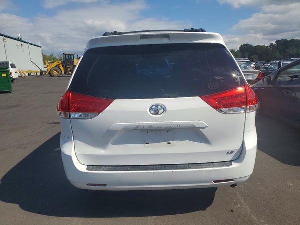2012 TOYOTA SIENNA