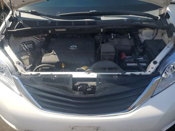 2012 TOYOTA SIENNA