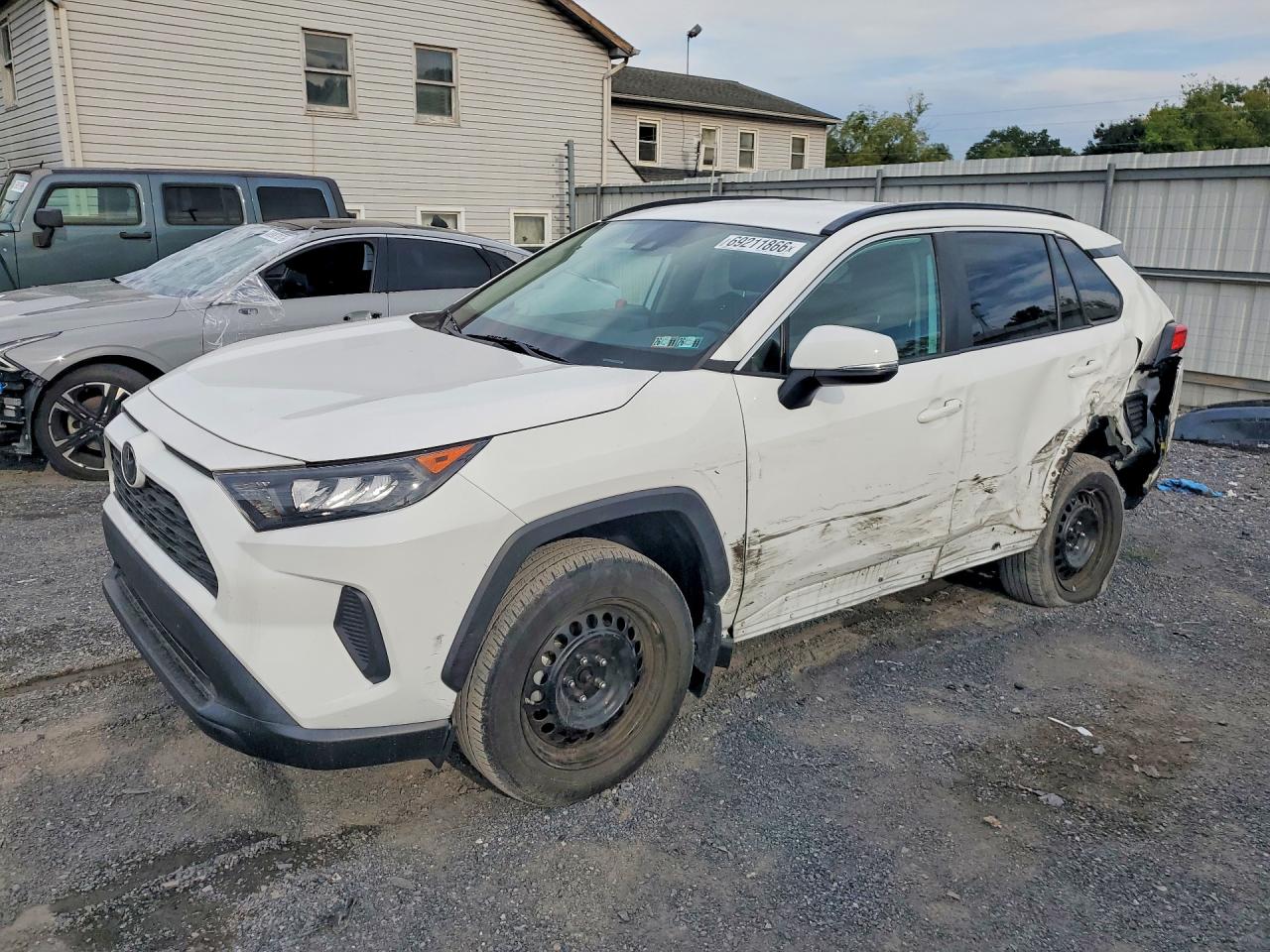 2021 TOYOTA RAV4 — Front 3/4