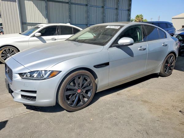 2017 JAGUAR XE Prestige — Front 3/4