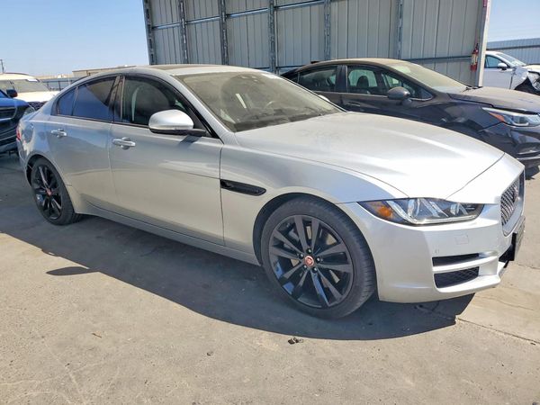 2017 JAGUAR XE Prestige — Passenger 3/4