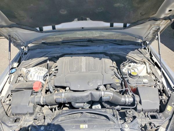 2017 JAGUAR XE Prestige — Engine bay