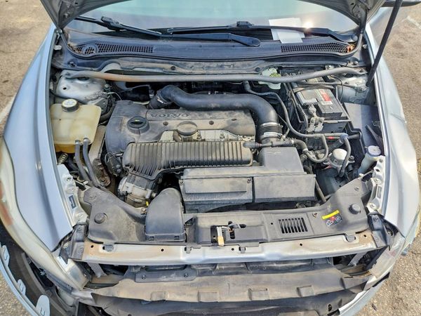 2012 VOLVO C30 — Engine bay