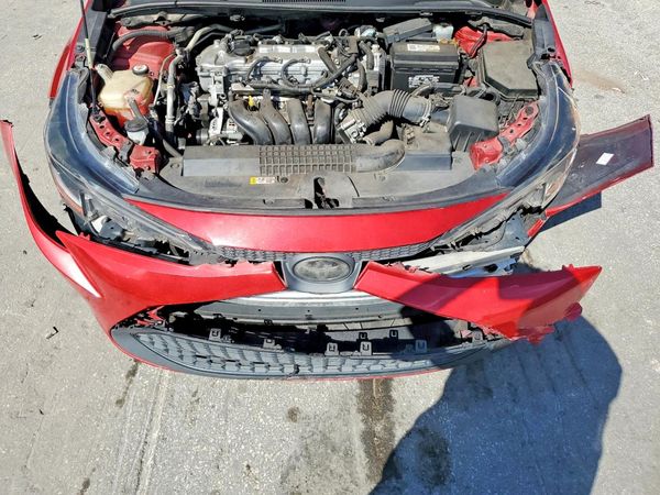 2020 TOYOTA COROLLA LE — Engine bay