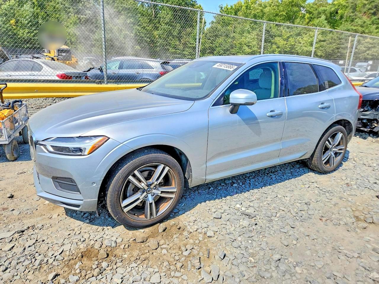 2018 VOLVO XC60 Momentum — Front 3/4