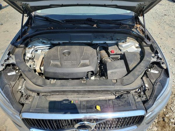 2018 VOLVO XC60 Momentum — Engine bay