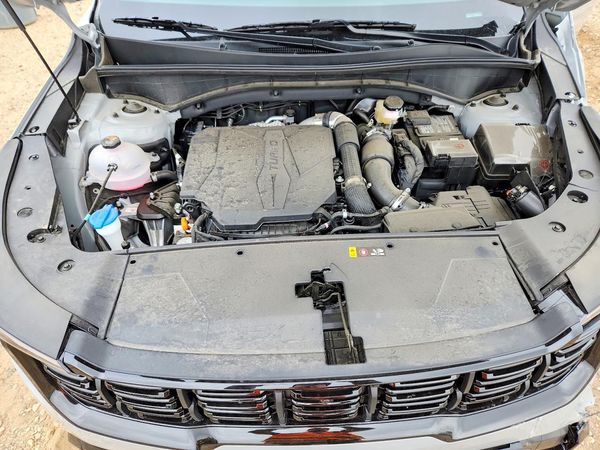 2026 KIA SORENTO — Engine bay