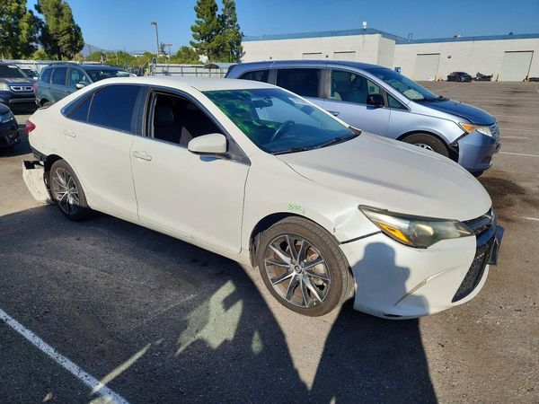2015 TOYOTA CAMRY — Passenger 3/4
