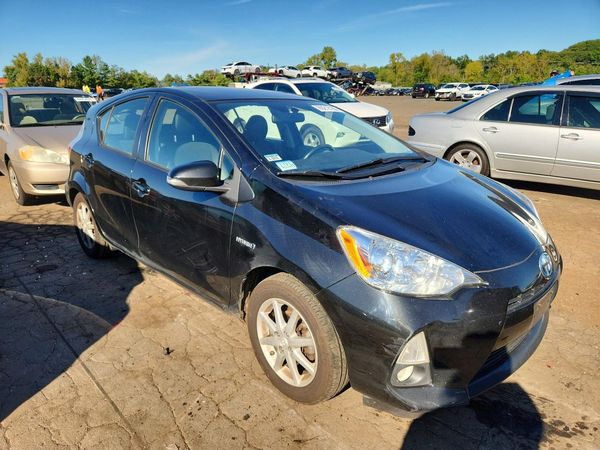 2014 TOYOTA PRIUS — Passenger 3/4