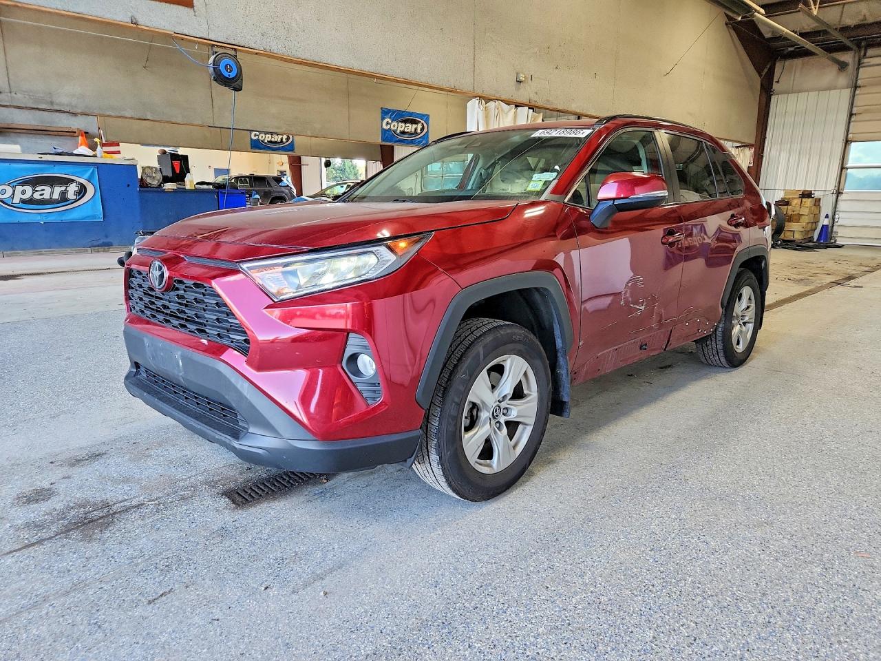2020 TOYOTA RAV4 — Front 3/4