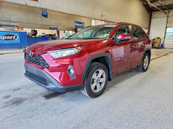 2020 TOYOTA RAV4 — Front 3/4