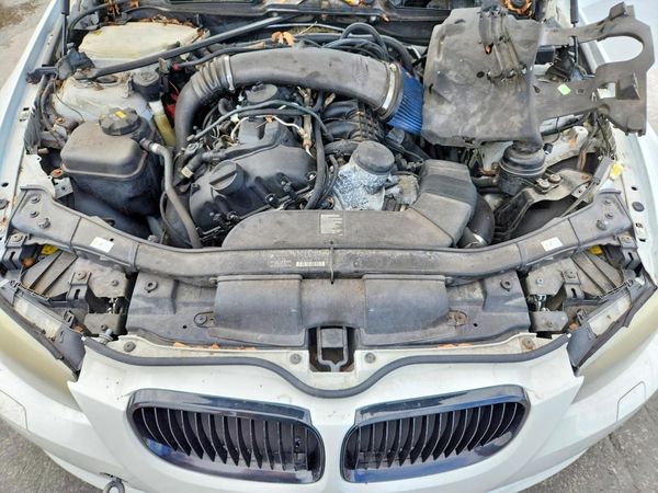 2012 BMW 3 SERIES xDrive — Engine bay