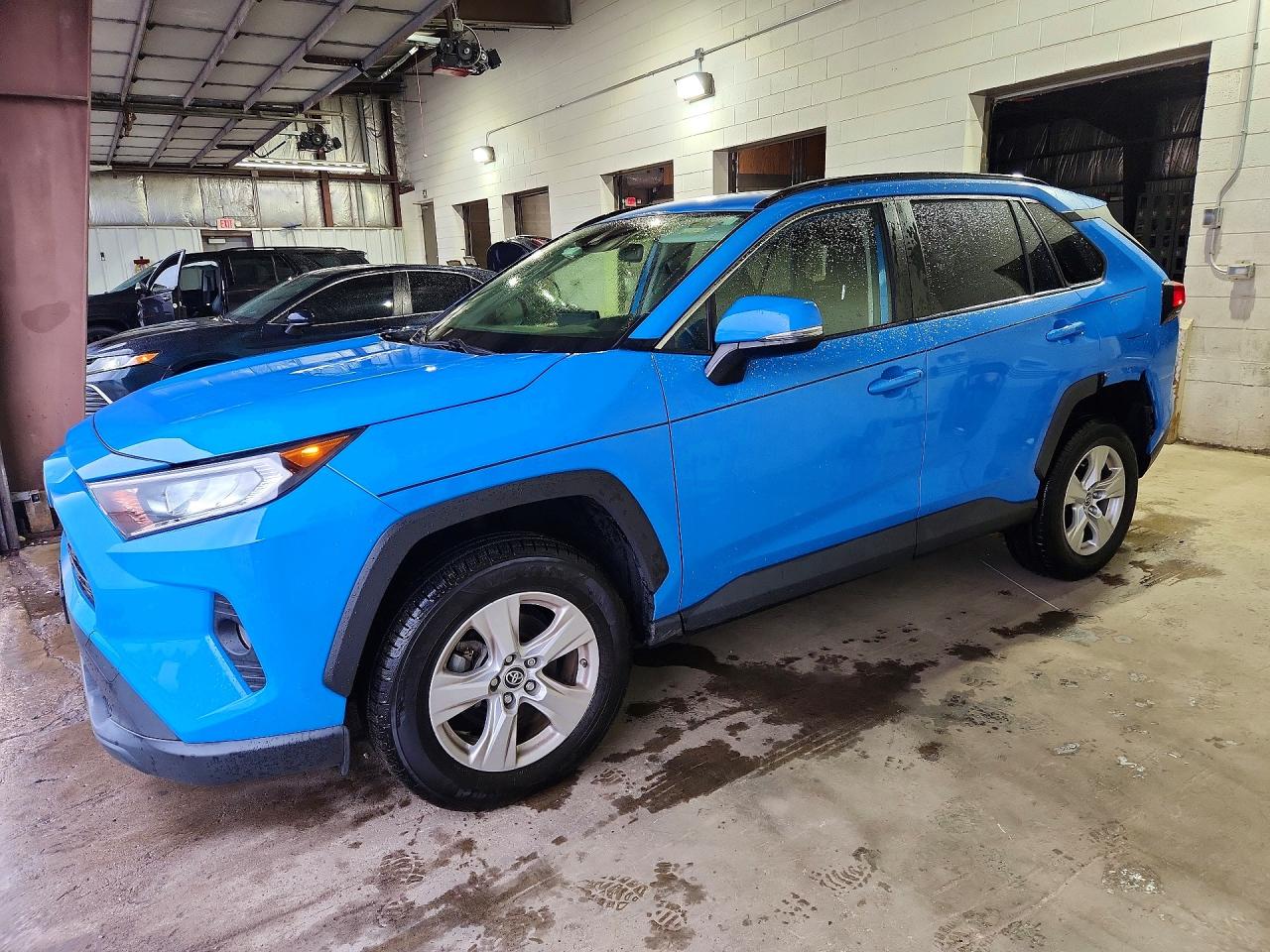 2019 TOYOTA RAV4 XLE / XLE Premium 4WD — Front 3/4