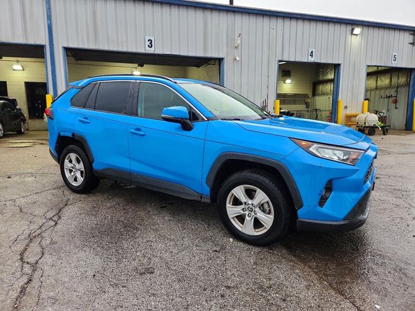 2019 TOYOTA RAV4 XLE / XLE Premium 4WD — Passenger 3/4