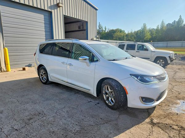 2018 CHRYSLER PACIFICA Limited — Passenger 3/4