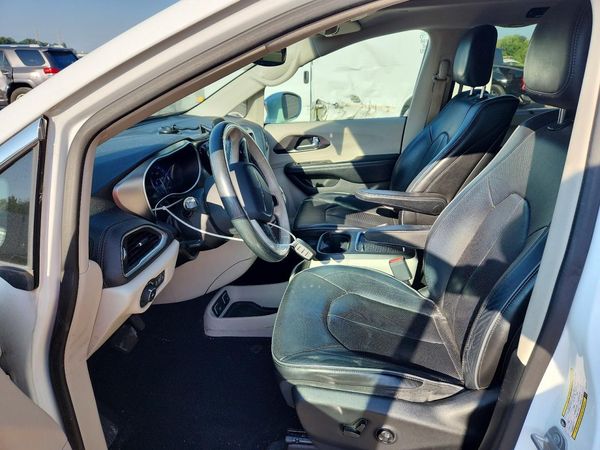 2018 CHRYSLER PACIFICA Limited — DENT