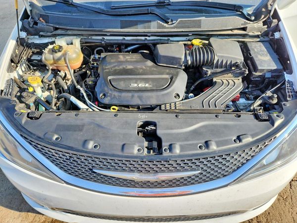 2018 CHRYSLER PACIFICA Limited — Engine bay