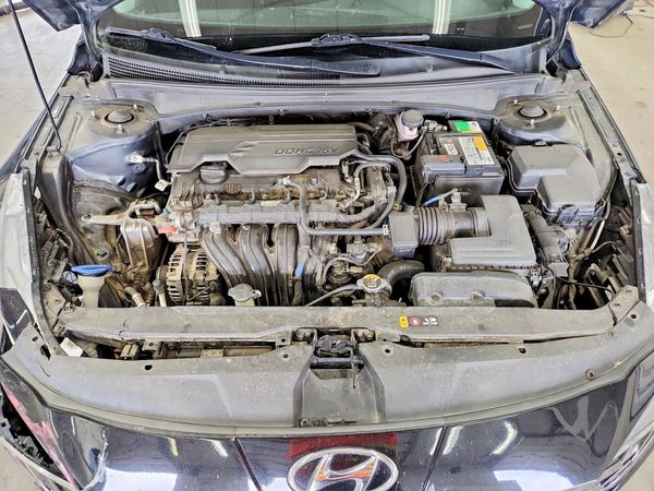 2021 HYUNDAI ELANTRA SEL w/ Premium Pkg — Engine bay
