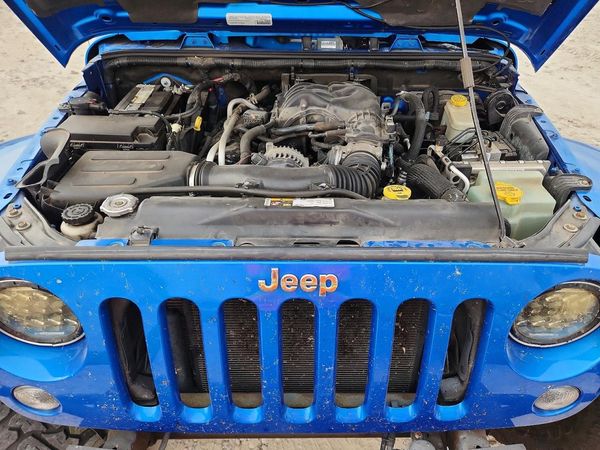 2015 JEEP WRANGLER UNLIMITED — Engine bay