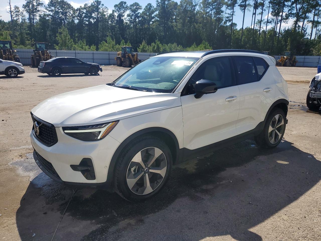 2026 VOLVO XC40 — Front 3/4