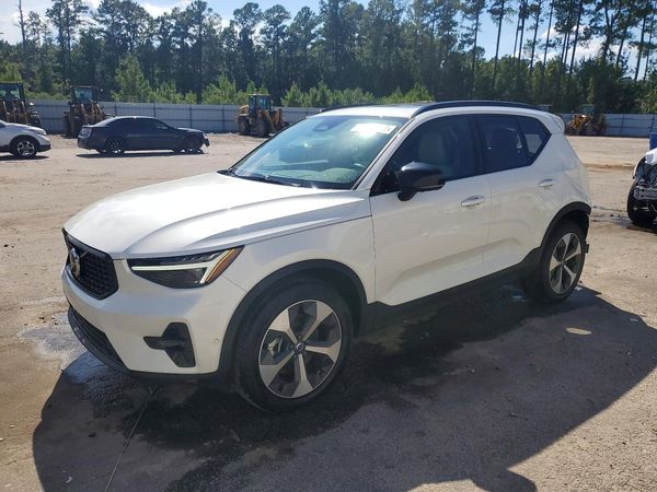2026 VOLVO XC40 — DSFA — Front 3/4