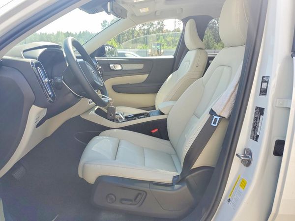2026 VOLVO XC40 — DENT