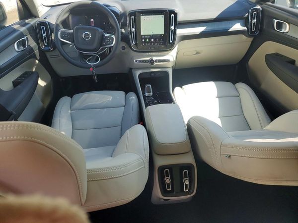 2026 VOLVO XC40 — CKPT